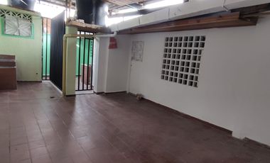 Se vende casa con renta en barrio comercial de Girardot, con parqueadero ,  frente a cancha múltiple.