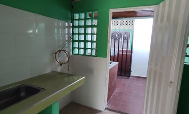 Se vende casa con renta en barrio comercial de Girardot, con parqueadero ,  frente a cancha múltiple.