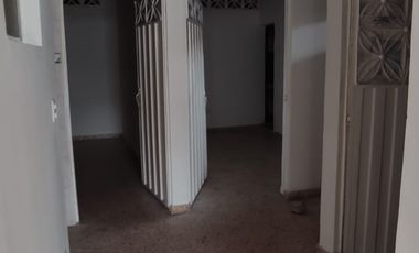 Se vende casa con renta en barrio comercial de Girardot, con parqueadero ,  frente a cancha múltiple.