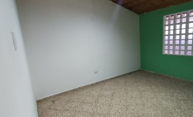 Se vende casa con renta en barrio comercial de Girardot, con parqueadero ,  frente a cancha múltiple.
