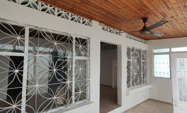 Se vende casa con renta en barrio comercial de Girardot, con parqueadero ,  frente a cancha múltiple.