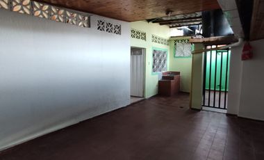 Se vende casa con renta en barrio comercial de Girardot, con parqueadero ,  frente a cancha múltiple.