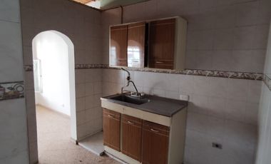 Se vende casa con renta en barrio comercial de Girardot, con parqueadero ,  frente a cancha múltiple.