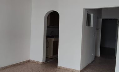 Se vende casa con renta en barrio comercial de Girardot, con parqueadero ,  frente a cancha múltiple.