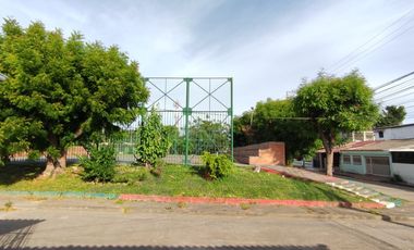 Se vende casa con renta en barrio comercial de Girardot, con parqueadero ,  frente a cancha múltiple.