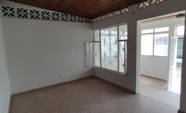 Se vende casa con renta en barrio comercial de Girardot, con parqueadero ,  frente a cancha múltiple.