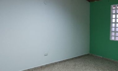 Se vende casa con renta en barrio comercial de Girardot, con parqueadero ,  frente a cancha múltiple.