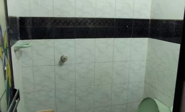 Se vende casa con renta en barrio comercial de Girardot, con parqueadero ,  frente a cancha múltiple.