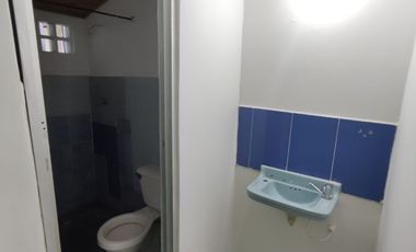 Se vende casa con renta en barrio comercial de Girardot, con parqueadero ,  frente a cancha múltiple.