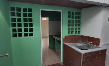 Se vende casa con renta en barrio comercial de Girardot, con parqueadero ,  frente a cancha múltiple.