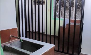 Se vende casa con renta en barrio comercial de Girardot, con parqueadero ,  frente a cancha múltiple.