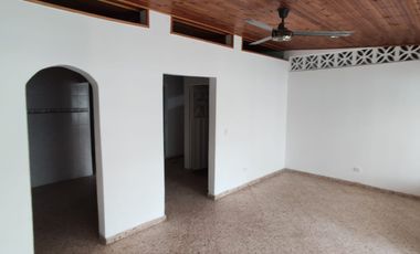 Se vende casa con renta en barrio comercial de Girardot, con parqueadero ,  frente a cancha múltiple.