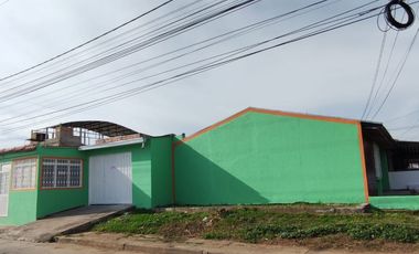 Se vende casa con renta en barrio comercial de Girardot, con parqueadero ,  frente a cancha múltiple.