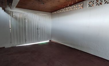 Se vende casa con renta en barrio comercial de Girardot, con parqueadero ,  frente a cancha múltiple.