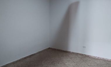 Se vende casa con renta en barrio comercial de Girardot, con parqueadero ,  frente a cancha múltiple.