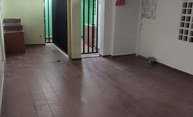 Se vende casa con renta en barrio comercial de Girardot, con parqueadero ,  frente a cancha múltiple.