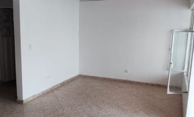 Se vende casa con renta en barrio comercial de Girardot, con parqueadero ,  frente a cancha múltiple.