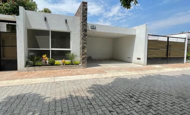 CASA EN VENTA DE UN SOLO NIVEL CON ALBERCA Y JARDÍN PRIVADO EN YAUTEPEC.
