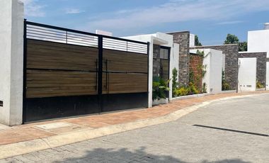 CASA EN VENTA DE UN SOLO NIVEL CON ALBERCA Y JARDÍN PRIVADO EN YAUTEPEC.