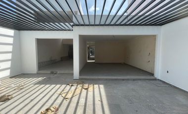 CASA EN VENTA DE UN SOLO NIVEL CON ALBERCA Y JARDÍN PRIVADO EN YAUTEPEC.