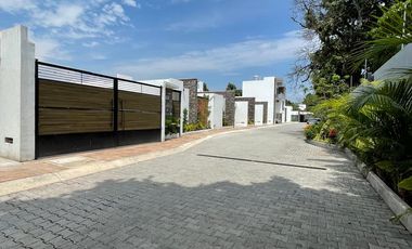 CASA EN VENTA DE UN SOLO NIVEL CON ALBERCA Y JARDÍN PRIVADO EN YAUTEPEC.