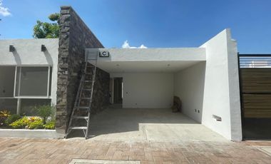 CASA EN VENTA DE UN SOLO NIVEL CON ALBERCA Y JARDÍN PRIVADO EN YAUTEPEC.