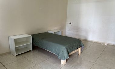 Rento cuartos en Zona centro de  Irapuato. Calle: Narciso Mendoza