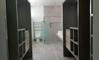 CELDAS FOTOVOLTAICAS  4 Recámaras  una en planta baja, dos con vestidor y baño completo.