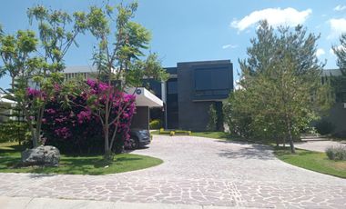 CELDAS FOTOVOLTAICAS  4 Recámaras  una en planta baja, dos con vestidor y baño completo.