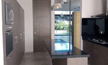 CELDAS FOTOVOLTAICAS  4 Recámaras  una en planta baja, dos con vestidor y baño completo.