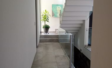 CELDAS FOTOVOLTAICAS  4 Recámaras  una en planta baja, dos con vestidor y baño completo.