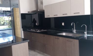 CELDAS FOTOVOLTAICAS  4 Recámaras  una en planta baja, dos con vestidor y baño completo.