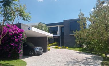 CELDAS FOTOVOLTAICAS  4 Recámaras  una en planta baja, dos con vestidor y baño completo.