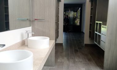 CELDAS FOTOVOLTAICAS  4 Recámaras  una en planta baja, dos con vestidor y baño completo.