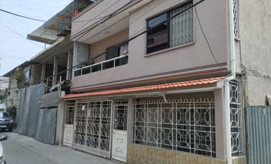 Venta de casa rentera 3 pisos, 356m2, habitaciones 9 baños 4 en Cooperativa Juan Montalvo a 100 metros de la avenida principal