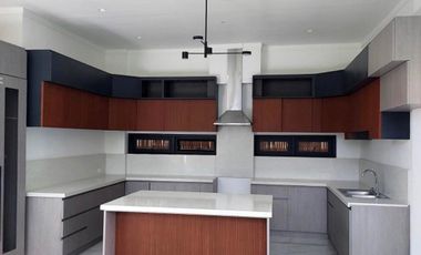 6 bedroom Modern design house for sale in Greenwoods Executive Village