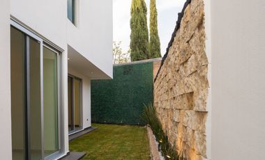 Casa en Venta de 5 recámaras con baño, Junto a Sonata Lomas de Angelópolis II