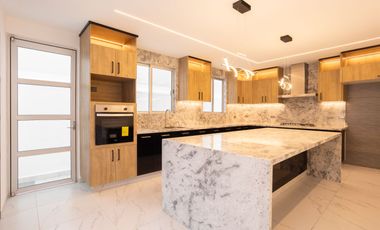 Casa en Venta de 5 recámaras con baño, Junto a Sonata Lomas de Angelópolis II