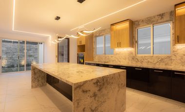 Casa en Venta de 5 recámaras con baño, Junto a Sonata Lomas de Angelópolis II