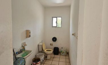 bodega amplia de 2,300m2 📍Ubicación: FRAMBOYANES ENTRE LAS TORRES Y ARRAYANES