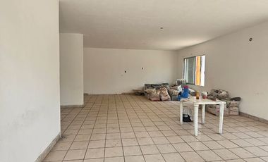 bodega amplia de 2,300m2 📍Ubicación: FRAMBOYANES ENTRE LAS TORRES Y ARRAYANES