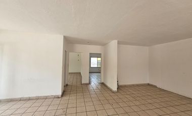 bodega amplia de 2,300m2 📍Ubicación: FRAMBOYANES ENTRE LAS TORRES Y ARRAYANES