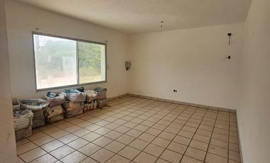 bodega amplia de 2,300m2 📍Ubicación: FRAMBOYANES ENTRE LAS TORRES Y ARRAYANES