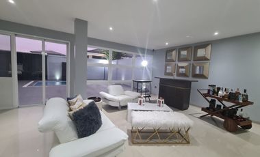 En venta lujosa y moderna casa amoblada en Isla Mocoli, Vía a Samborondón