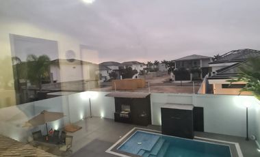 En venta lujosa y moderna casa amoblada en Isla Mocoli, Vía a Samborondón