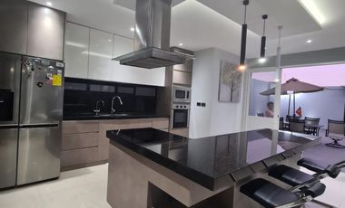 En venta lujosa y moderna casa amoblada en Isla Mocoli, Vía a Samborondón
