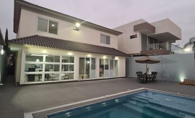En venta lujosa y moderna casa amoblada en Isla Mocoli, Vía a Samborondón