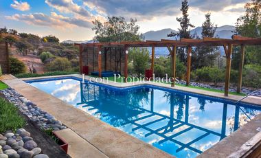 Leon Propiedades vende parcela con 2 hermosas casas y piscina en condominio Los Maquis, Curacavi.