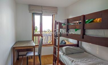 Leon Propiedades vende parcela con 2 hermosas casas y piscina en condominio Los Maquis, Curacavi.