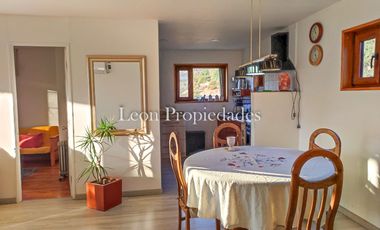 Leon Propiedades vende parcela con 2 hermosas casas y piscina en condominio Los Maquis, Curacavi.